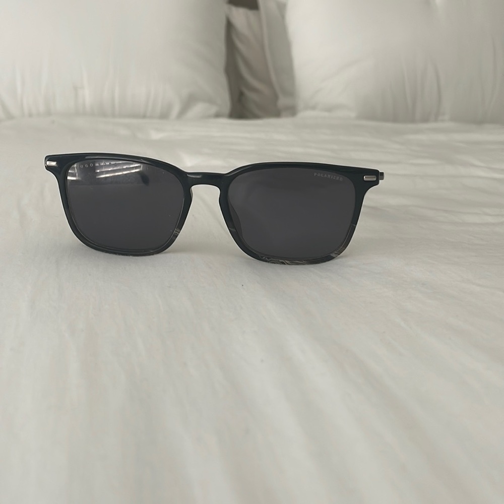 Hugo boss polarized tortoise sunglasses black and gray color.